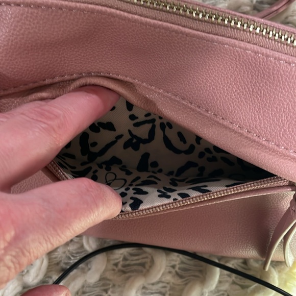 Crossbody shoulder pink leather golden flowers and zipper adjustable strap bag - Picture 8 of 10